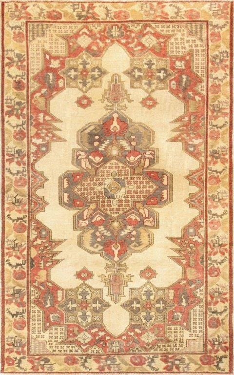 Vintage Kysery Collection Ivory Lamb's Wool Area Rug- 4' 5" X 7' 4"