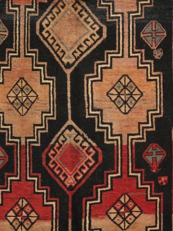 Vintage Shiraz Collection Black Lamb's Wool Area Rug- 3' 4" X 8'10"