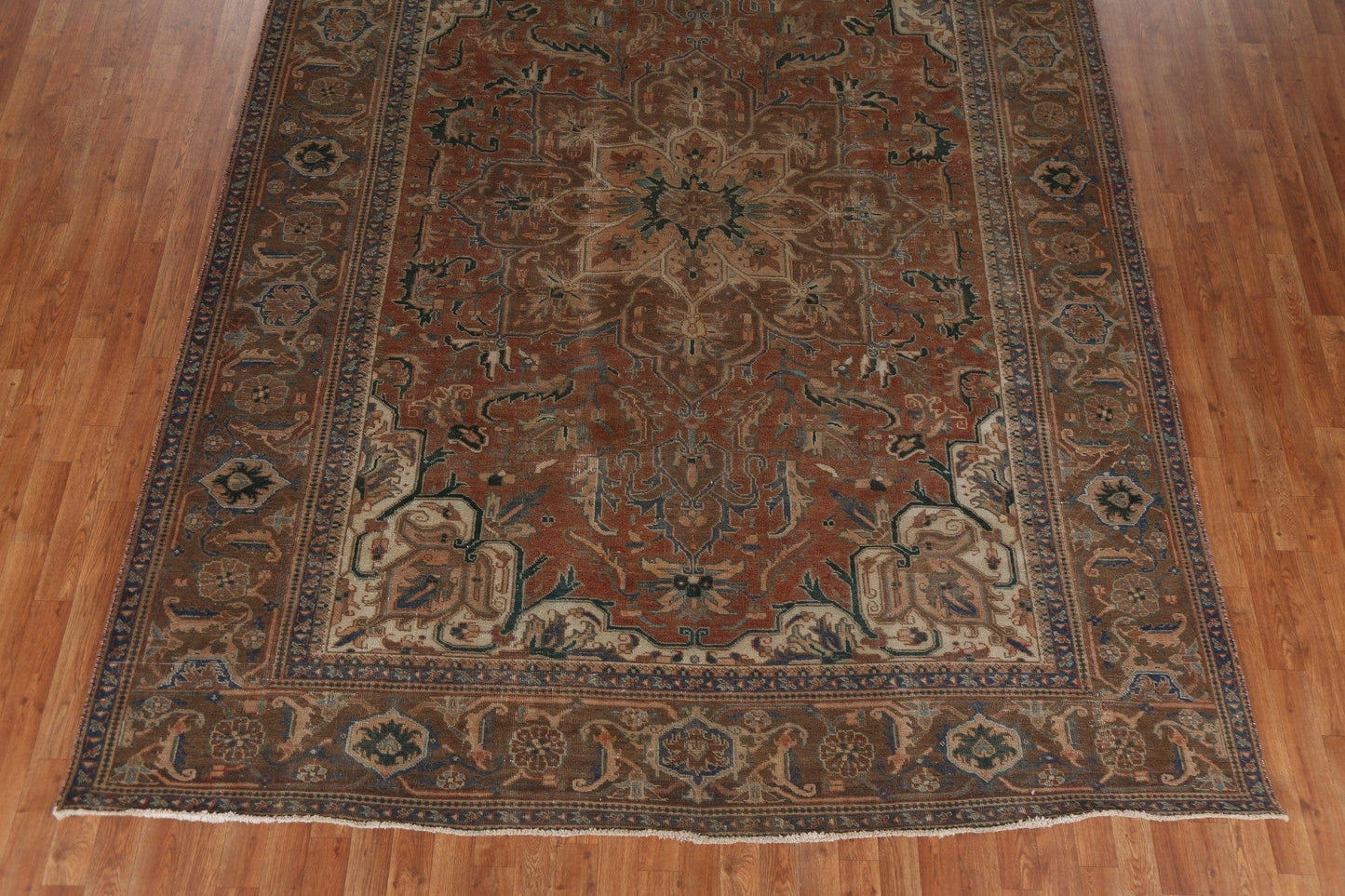 Hand-Knotted Wool Heriz Persian Area Rug 8x11