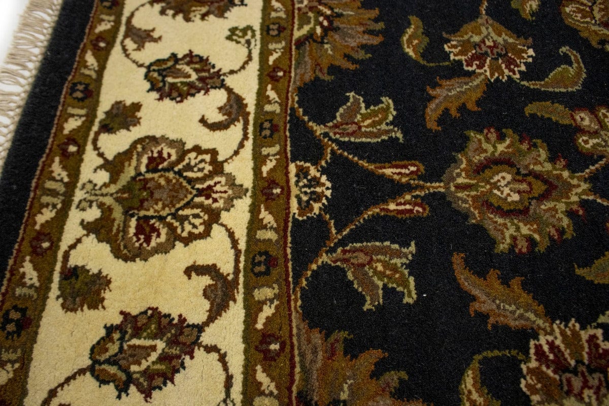 Black Floral 5X7 Indo-Kashan Oriental Rug